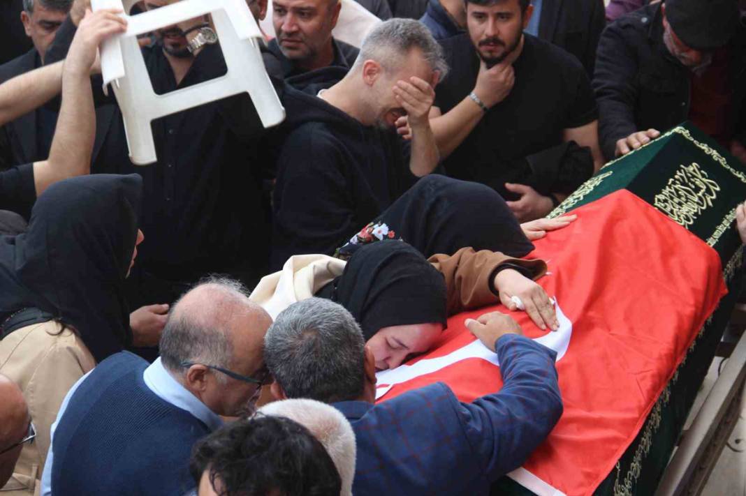 Türkiye Kahramanmaraş’a ağlıyor: Okul katliamında hayatını kaybedenler son yolcuğuna uğurlandı 25