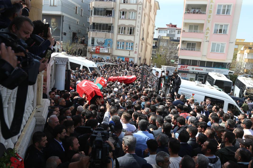 Türkiye Kahramanmaraş’a ağlıyor: Okul katliamında hayatını kaybedenler son yolcuğuna uğurlandı 21