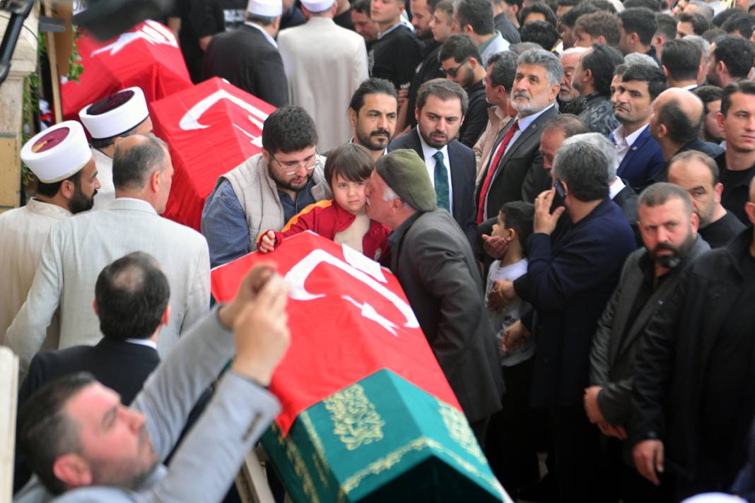 Türkiye Kahramanmaraş’a ağlıyor: Okul katliamında hayatını kaybedenler son yolcuğuna uğurlandı 17