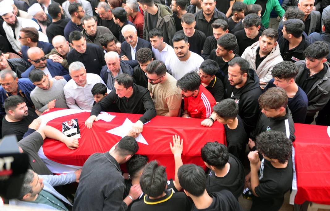 Türkiye Kahramanmaraş’a ağlıyor: Okul katliamında hayatını kaybedenler son yolcuğuna uğurlandı 16