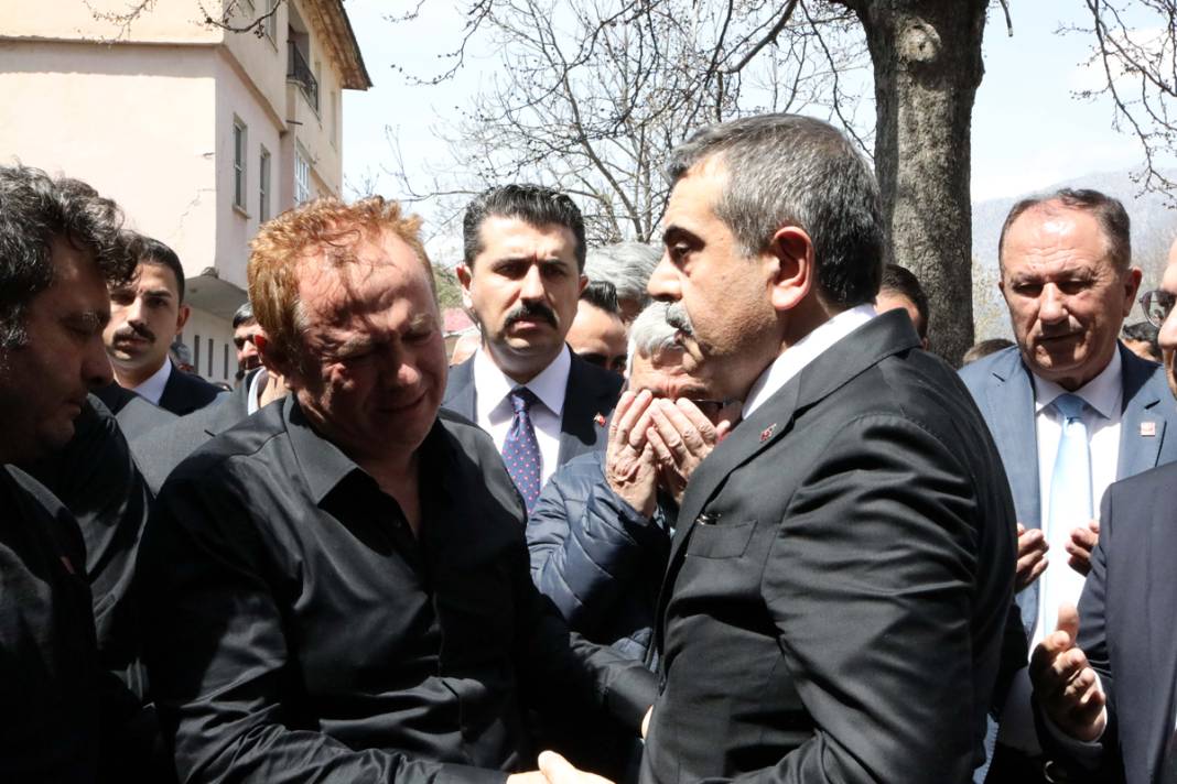 Türkiye Kahramanmaraş’a ağlıyor: Okul katliamında hayatını kaybedenler son yolcuğuna uğurlandı 7