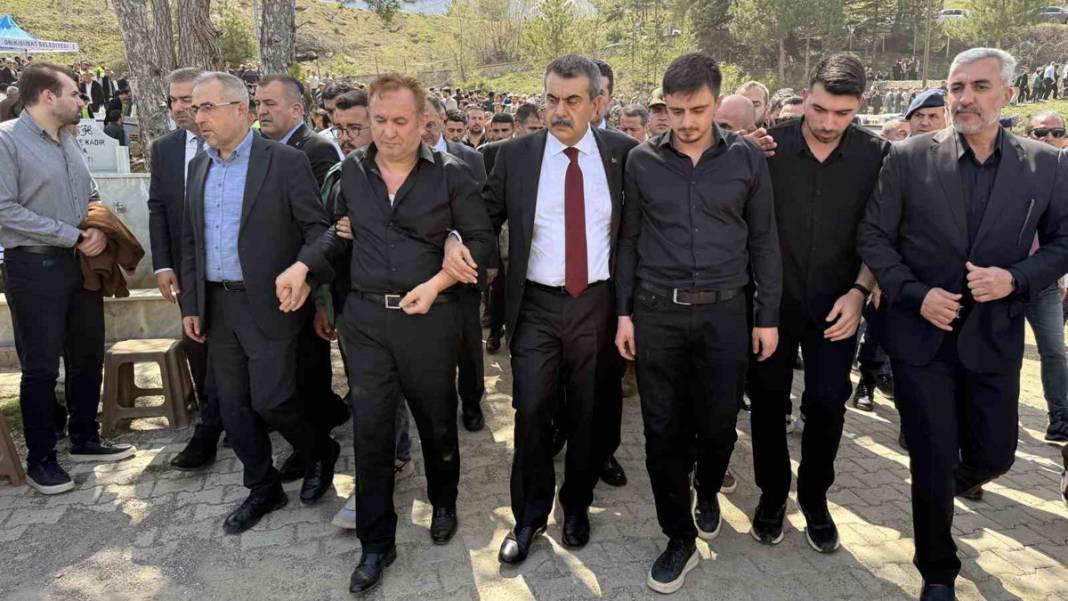 Türkiye Kahramanmaraş’a ağlıyor: Okul katliamında hayatını kaybedenler son yolcuğuna uğurlandı 4