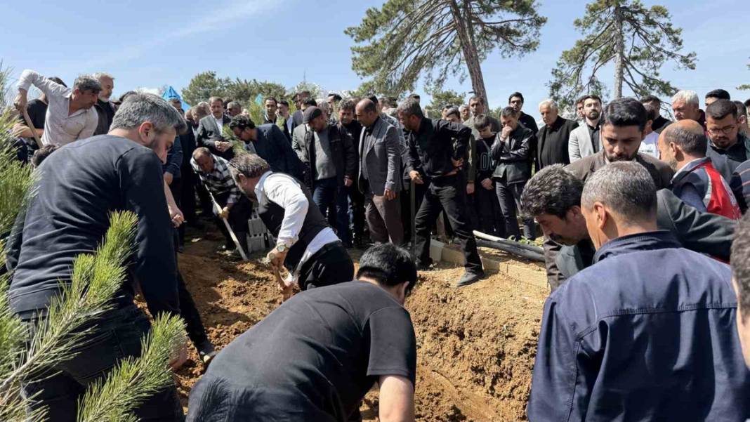 Türkiye Kahramanmaraş’a ağlıyor: Okul katliamında hayatını kaybedenler son yolcuğuna uğurlandı 3