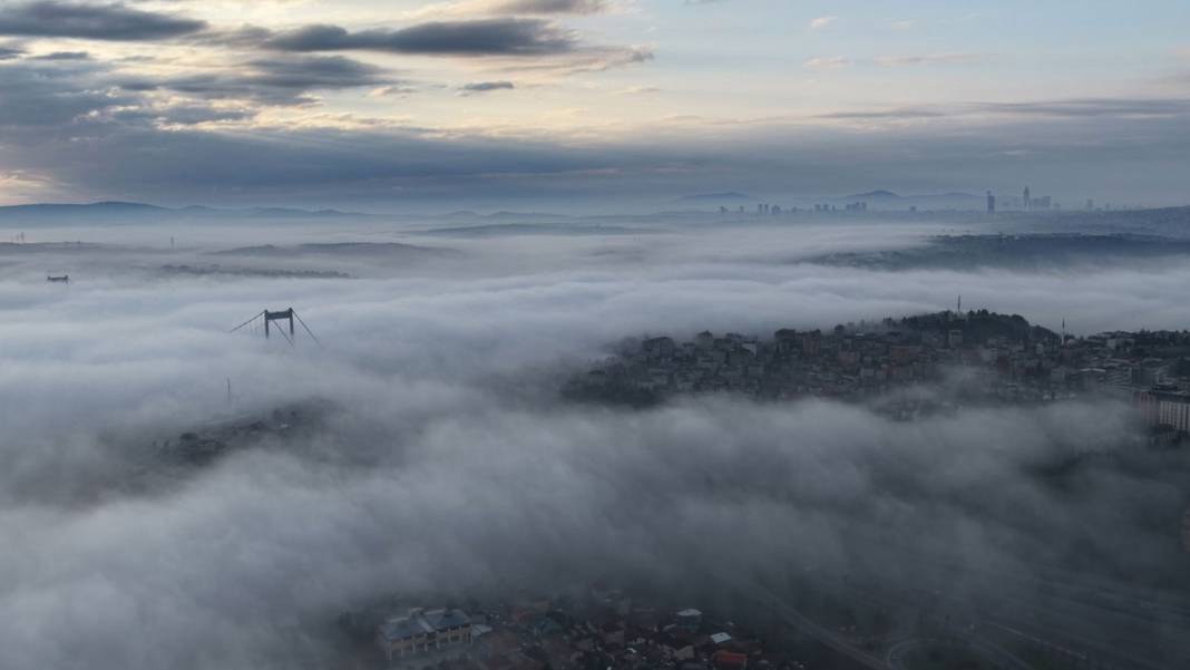İstanbul’da sisli sabah: Boğaz beyaza büründü 1