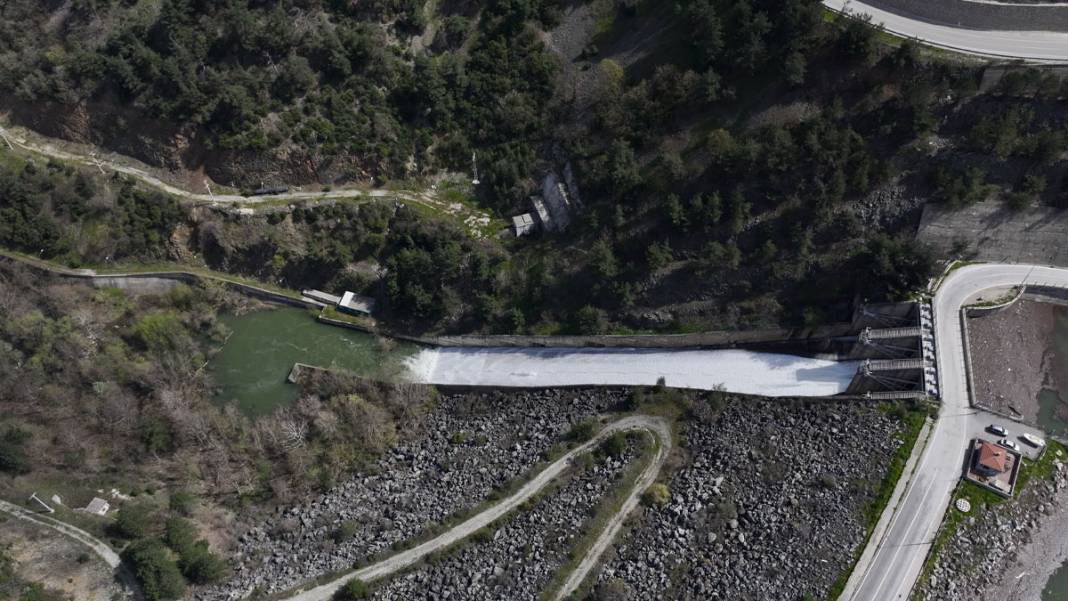 Bursa'da barajlar doldu, kapaklar açıldı 1