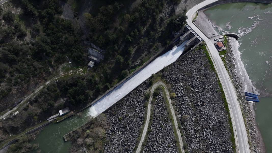 Bursa'da barajlar doldu, kapaklar açıldı 2