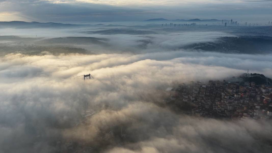 İstanbul’da sisli sabah: Boğaz beyaza büründü 4