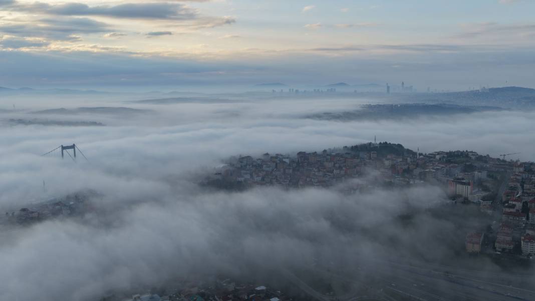 İstanbul’da sisli sabah: Boğaz beyaza büründü 5