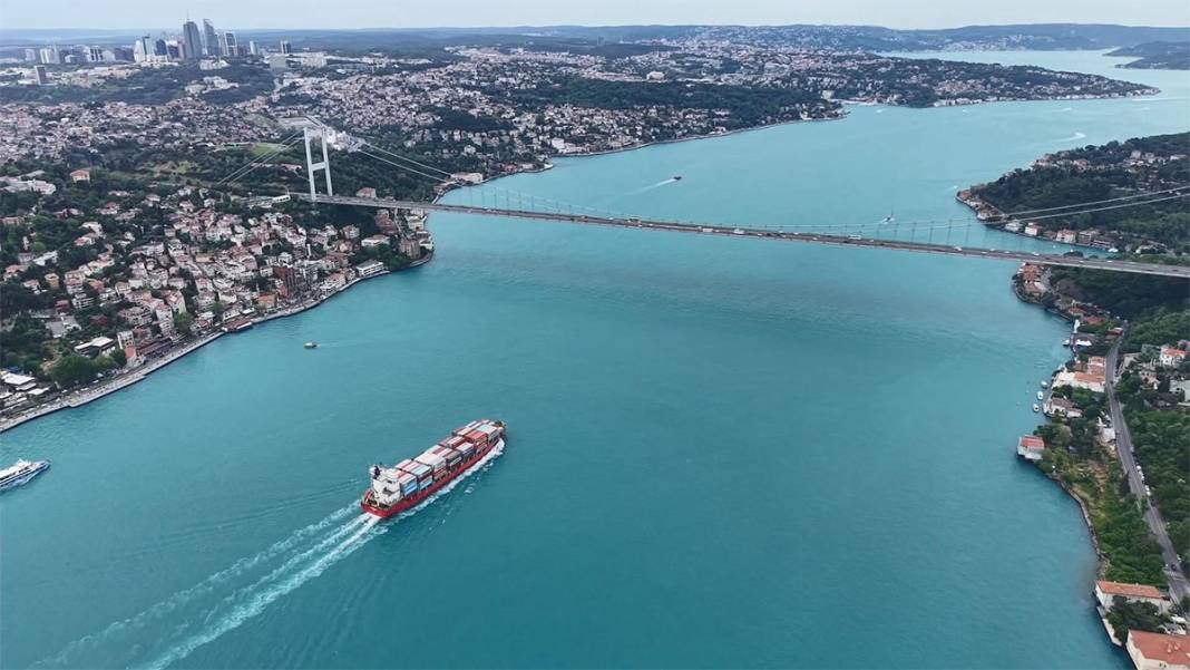 İstanbul Boğazı’nda turkuaz renk değişimi havadan görüntülendi 1