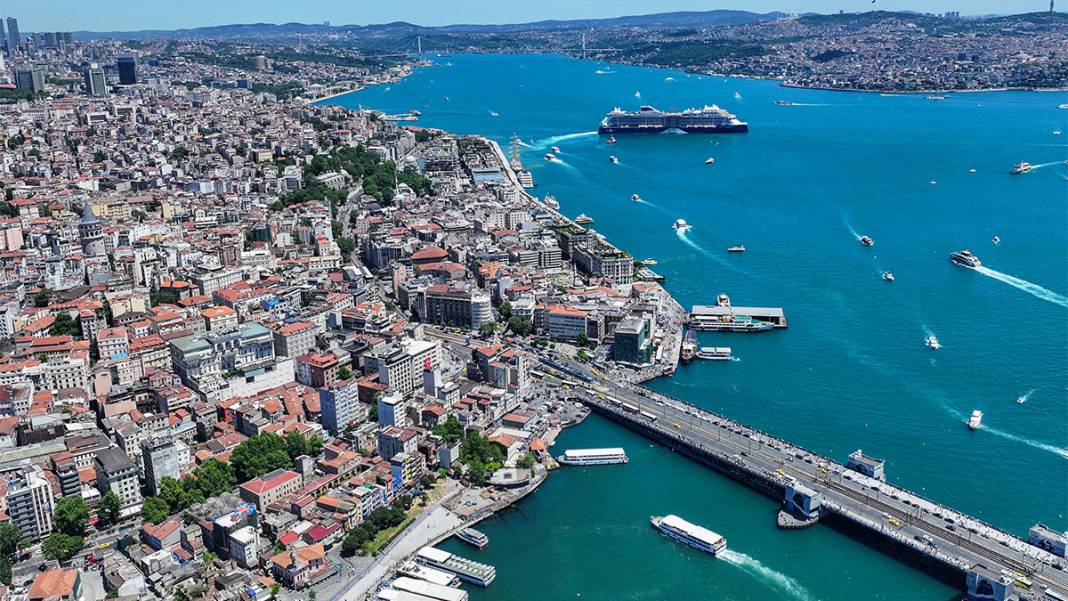 İstanbul Boğazı’nda turkuaz renk değişimi havadan görüntülendi 2