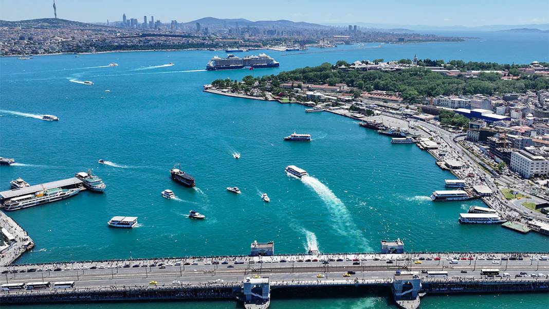 İstanbul Boğazı’nda turkuaz renk değişimi havadan görüntülendi 3