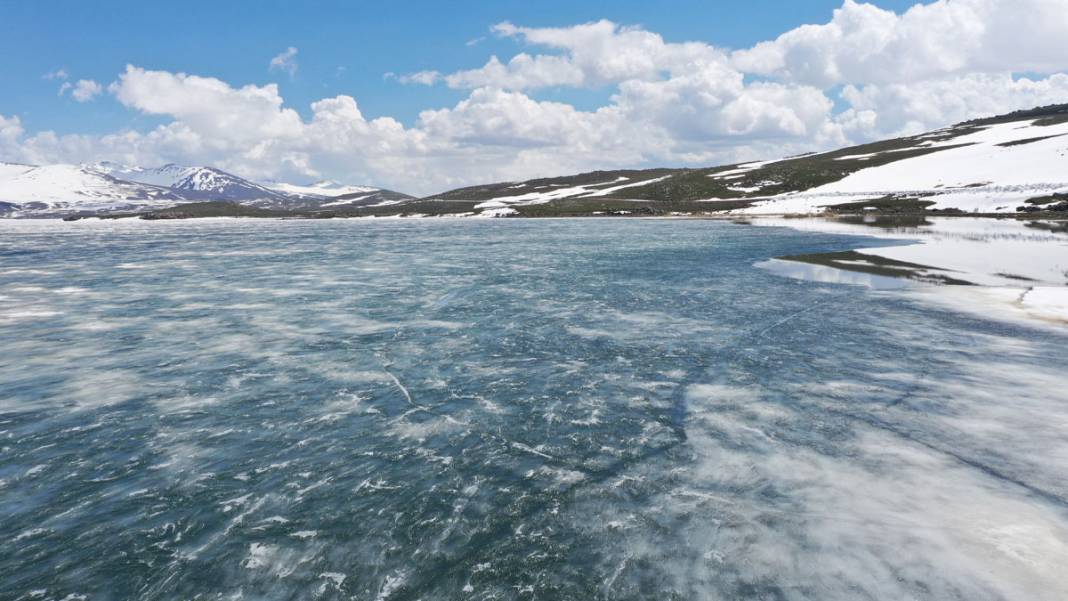 Ağrı'da Antartika'yı aratmayan görüntü: Balık gölü mayısta da buz tuttu 7