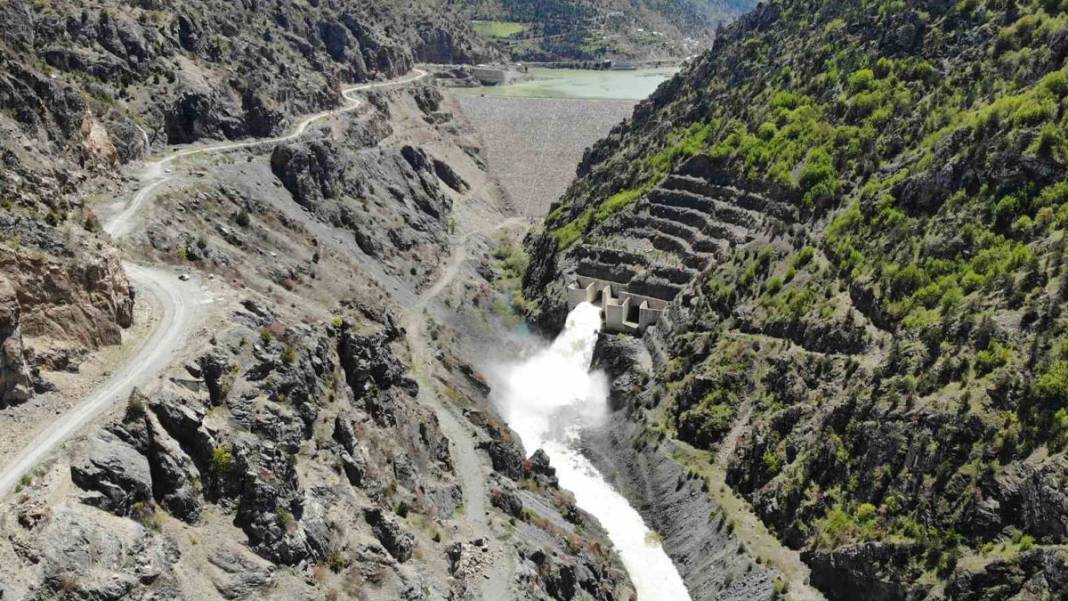 Gümüşhane'de yıllar sonra barajlar tamamen doldu: Kapaklar açıldı, su tahliye ediliyor 3