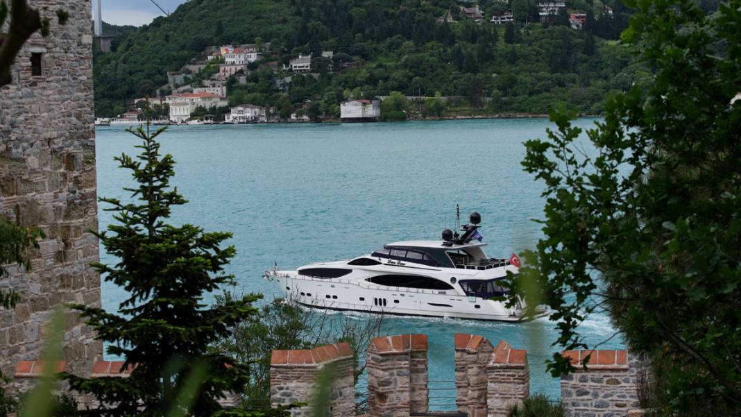 İstanbul Boğazı'nda bayram manzarası: Turkuaz renge büründü 1
