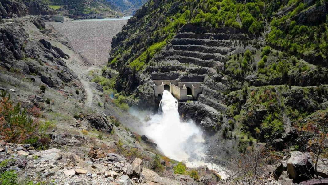 Gümüşhane'de yıllar sonra barajlar tamamen doldu: Kapaklar açıldı, su tahliye ediliyor 2
