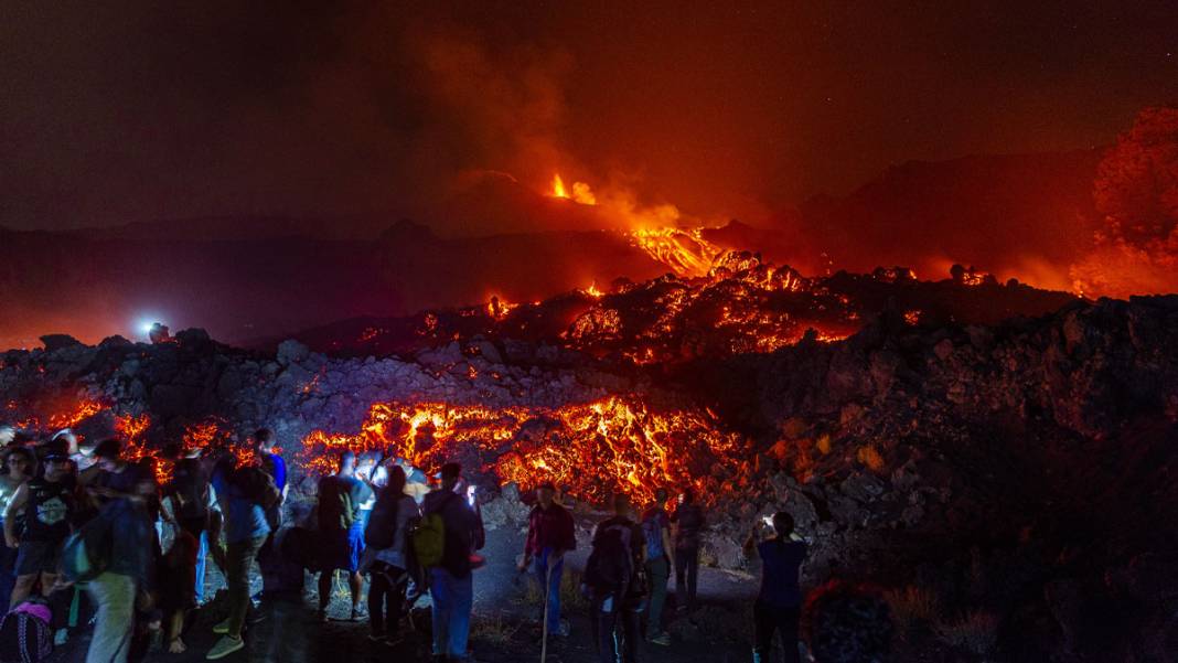 Etna alarm veriyor: Lav akıyor, uçuşlar durdu 2