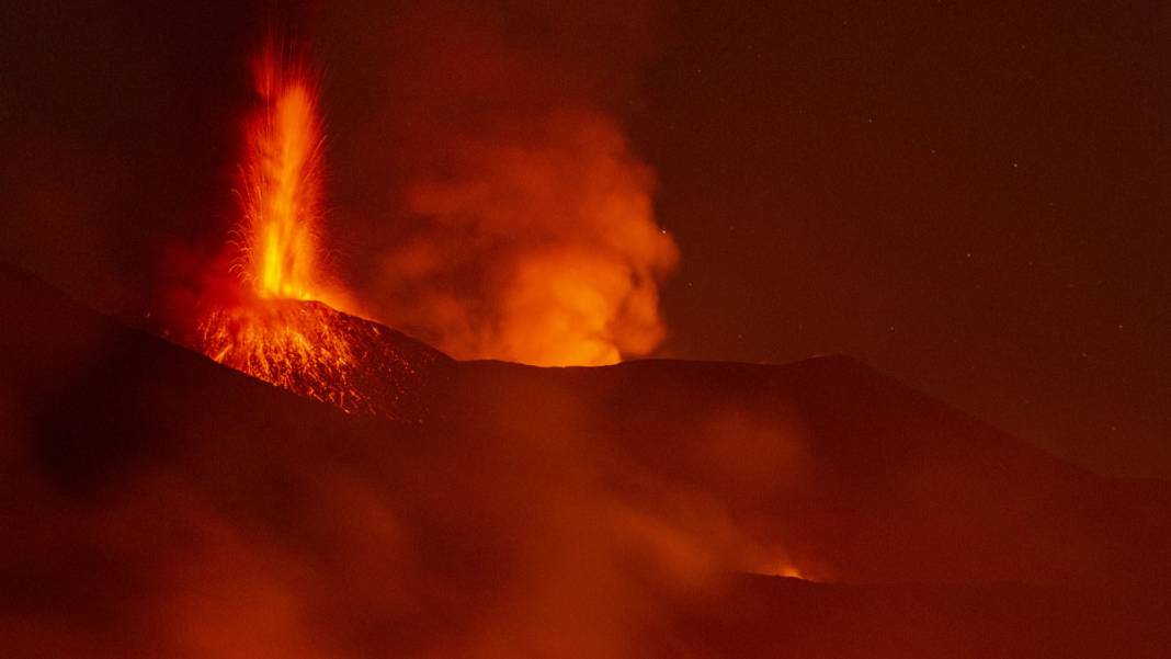 Etna alarm veriyor: Lav akıyor, uçuşlar durdu 7