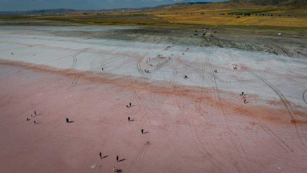 Tuz Gölü’nde renk şöleni: Pembe ve kırmızıya büründü 1
