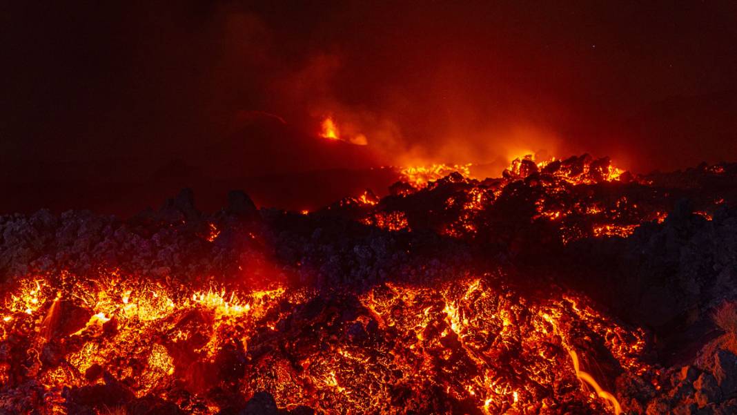 Etna alarm veriyor: Lav akıyor, uçuşlar durdu 3