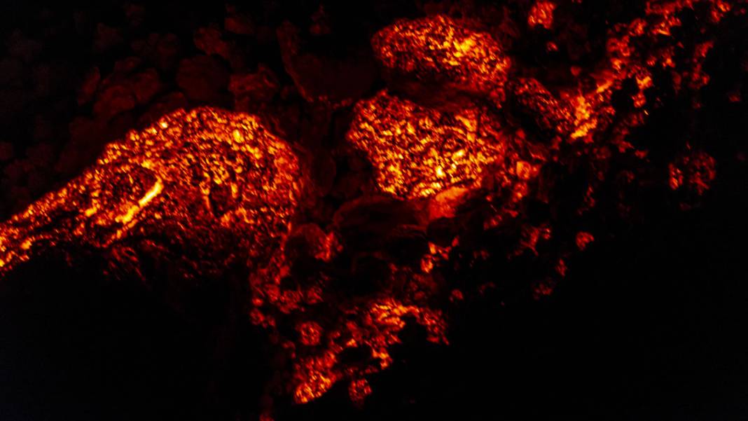 Etna alarm veriyor: Lav akıyor, uçuşlar durdu 4