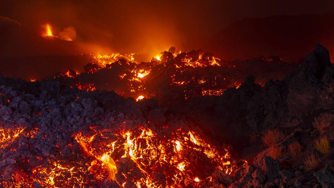 Etna alarm veriyor: Lav akıyor, uçuşlar durdu 1