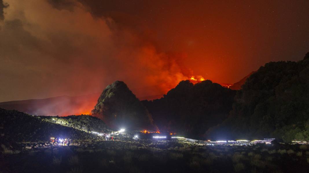 Etna alarm veriyor: Lav akıyor, uçuşlar durdu 5