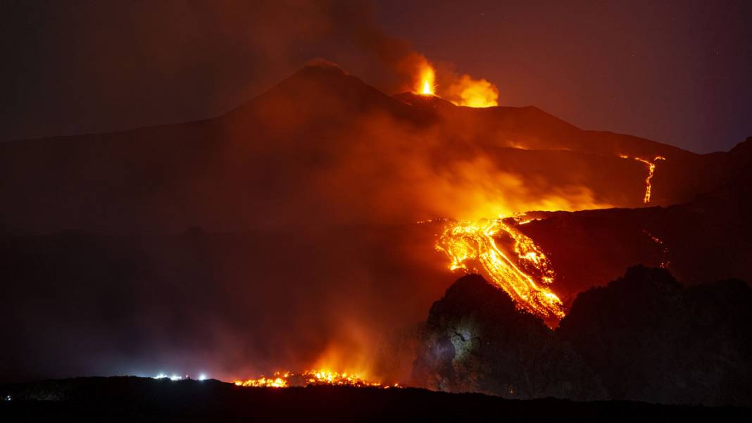 Etna alarm veriyor: Lav akıyor, uçuşlar durdu 6