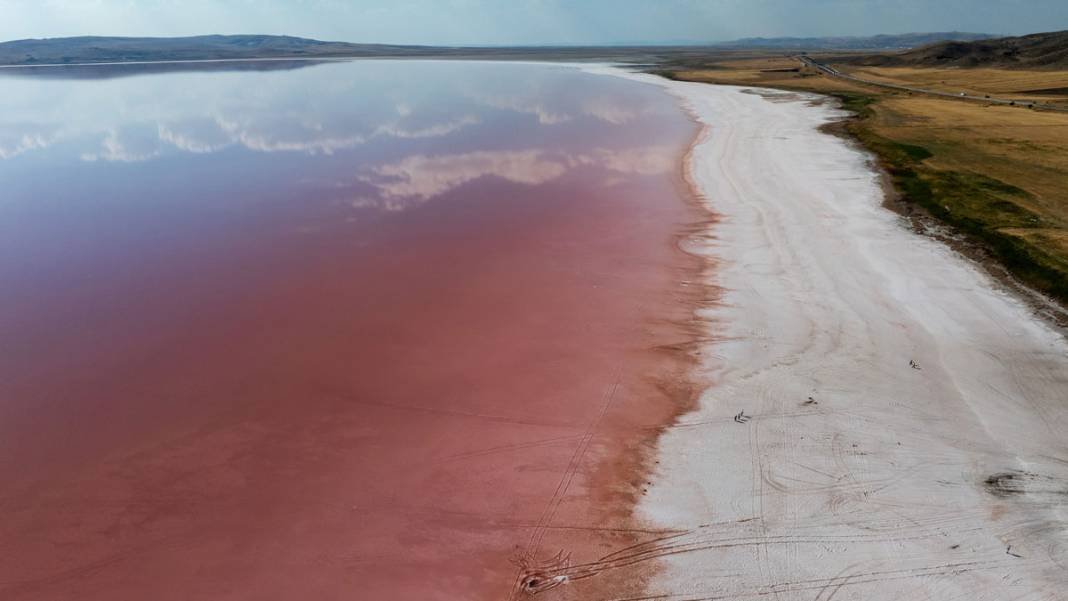 Tuz Gölü’nde renk şöleni: Pembe ve kırmızıya büründü 3