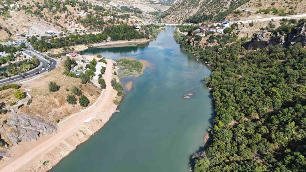 Munzur ve Pülümür yan yana farklı renklerde aktı 5