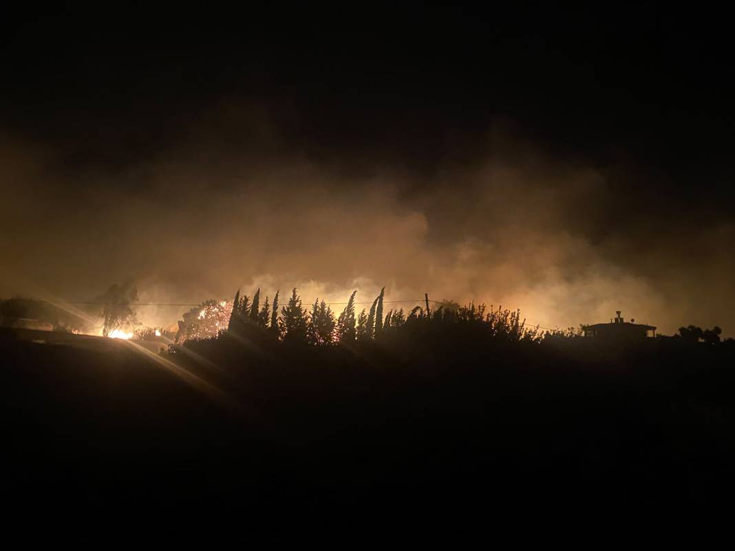 Antalya’da orman yangını yerleşim yerlerine ulaştı: 3 mahalle tahliye edildi 6