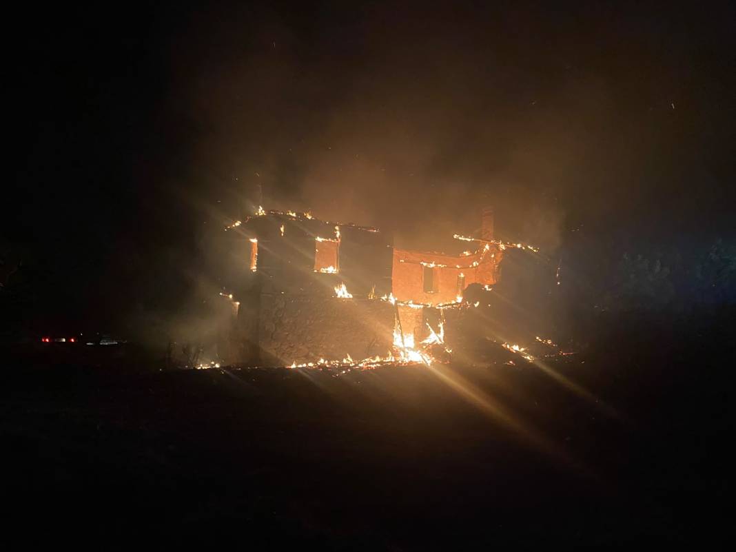 Antalya’da orman yangını yerleşim yerlerine ulaştı: 3 mahalle tahliye edildi 5