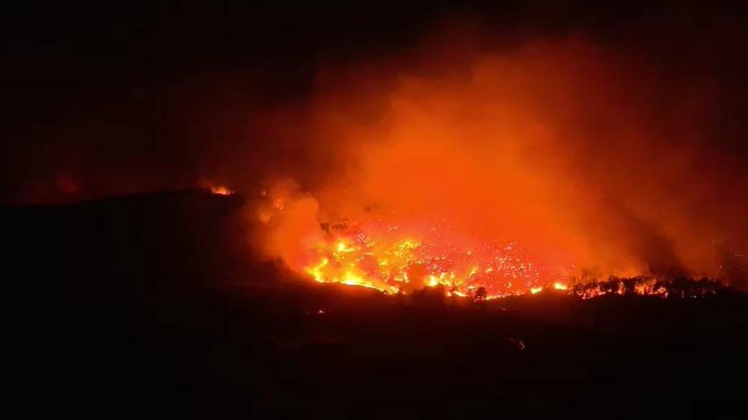 Antalya’da orman yangını yerleşim yerlerine ulaştı: 3 mahalle tahliye edildi 9