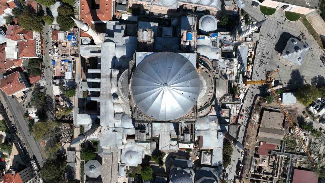 Ayasofya’nın ana kubbesi gri brandayla kaplandı 2