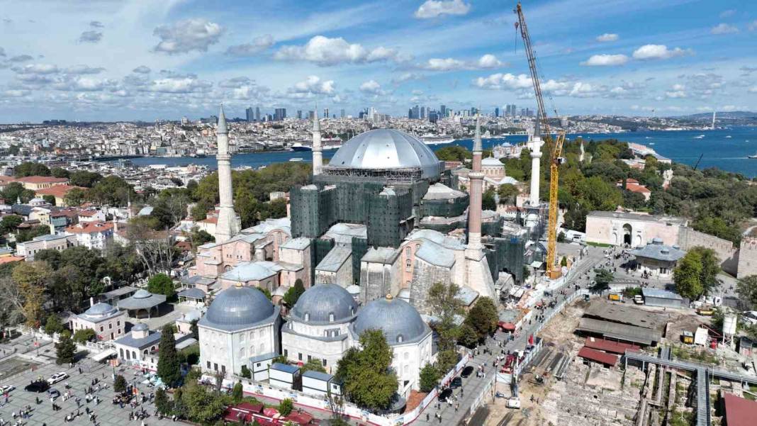 Ayasofya’nın ana kubbesi gri brandayla kaplandı 4