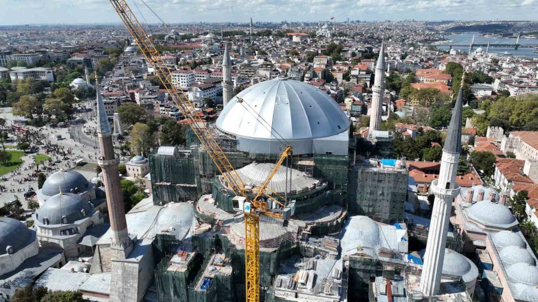 Ayasofya’nın ana kubbesi gri brandayla kaplandı 3