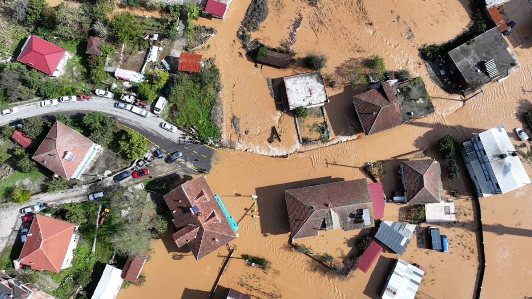 Sakarya’da sağanak sele dönüştü: Mahalle sular altında kaldı 3
