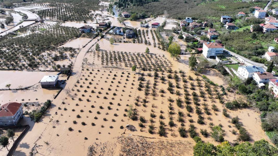 Sakarya’da sağanak sele dönüştü: Mahalle sular altında kaldı 5
