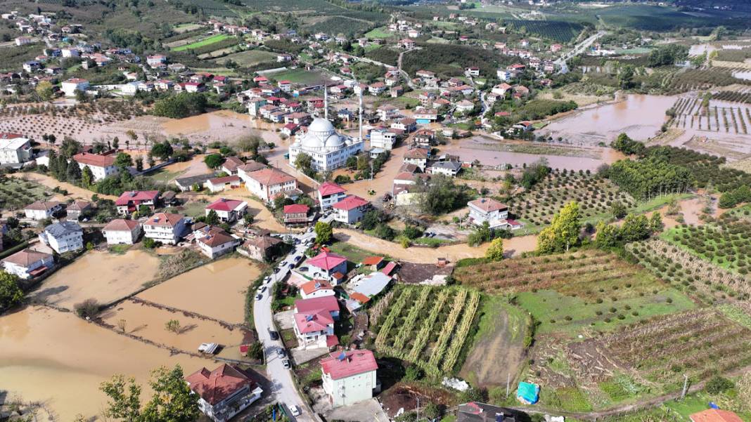 Sakarya’da sağanak sele dönüştü: Mahalle sular altında kaldı 4