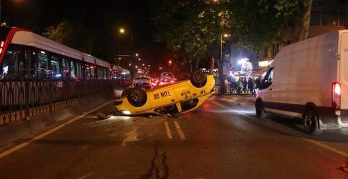 Fatih'te taksi takla attı: 2 yaralı