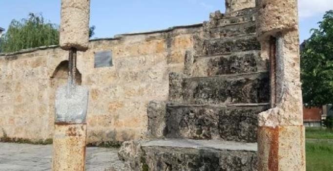 Kosova'da 564 yıllık camiye çirkin saldırı