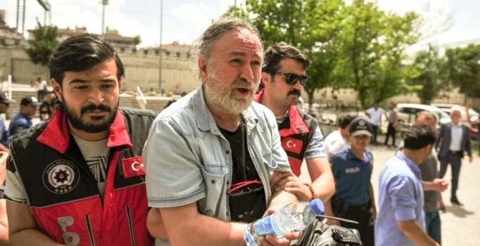 Zümrüt Apartmanı kitabının yazarı serbest bırakıldı