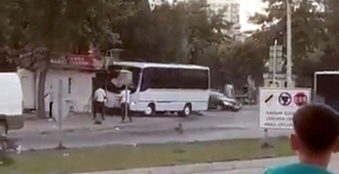 Kebapçının dükkanını midibüsle yıkmaya çalıştı