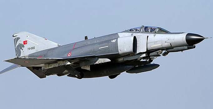 F-4 uçağı iniş sırasında arızalandı, pilotlar atlayarak kurtuldu