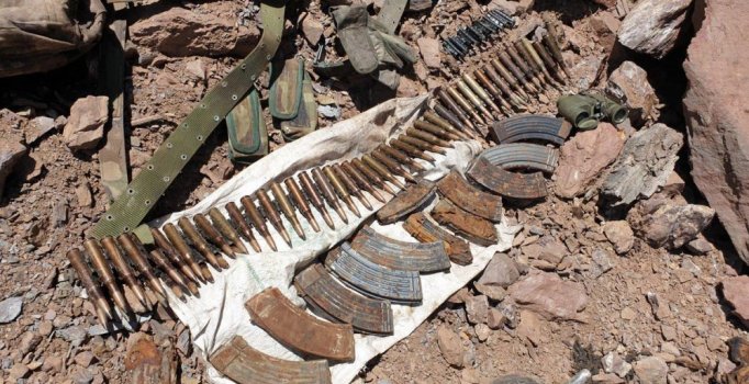 Diyarbakır'da terör operasyonunda patlayıcı, silah ve mühimmat ele geçirildi