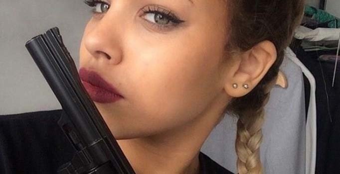 Tabancayla selfie çeken kız kendisini vurdu