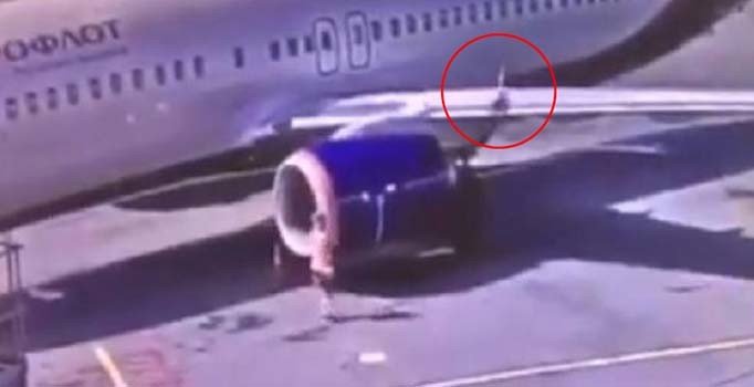 Tekmelediği duba uçağın kanadına düştü, işinden oldu