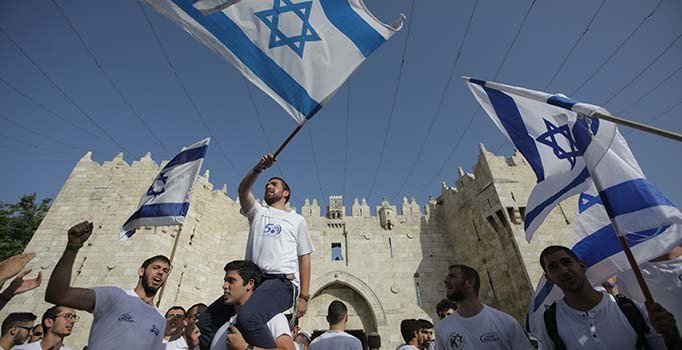 İsrailliler gerginliği gölgesindeki Doğu Kudüs'te işgali kutladı