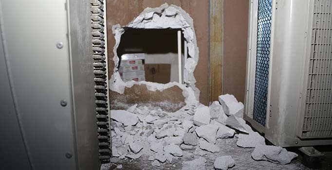 Pişkin hırsızlar Adana'da! Marketin duvarını yıkıp kola içtiler