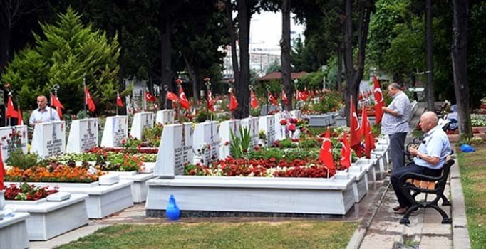 Edirnekapı Şehitliği ziyaretçi akınına uğradı