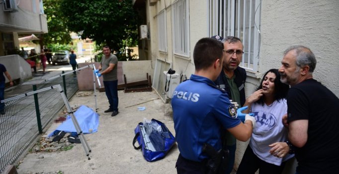 8'inci kat balkonundan atlayan oğlu öldü, gözyaşlarına boğuldu